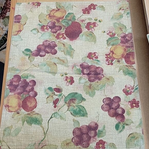 Pacific Rim Grape Plate Embossed Leaves Handpainted + 4 Cloth Placemats - Picture 7 of 9